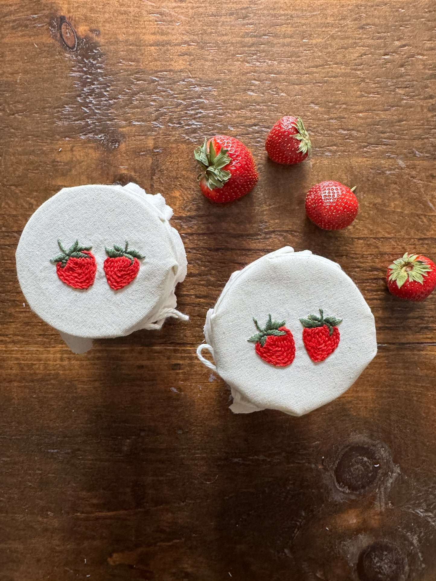 Kit de broderie - Couvre-Pots à Confiture aux Fraises